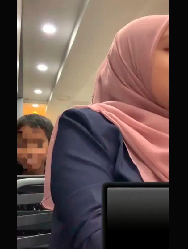 Child cusses at young woman who refused to give him ‘duit raya’ Child cusses at young woman who refused to give him ‘duit raya’