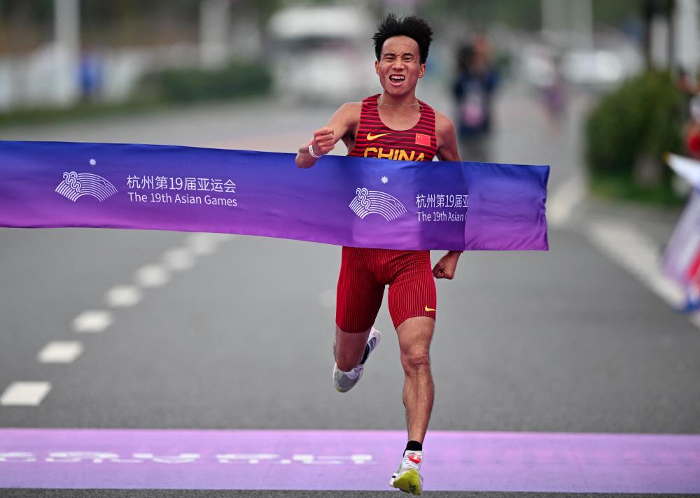 China’s He wins Asian Games marathon, Chuma claims women’s gold
