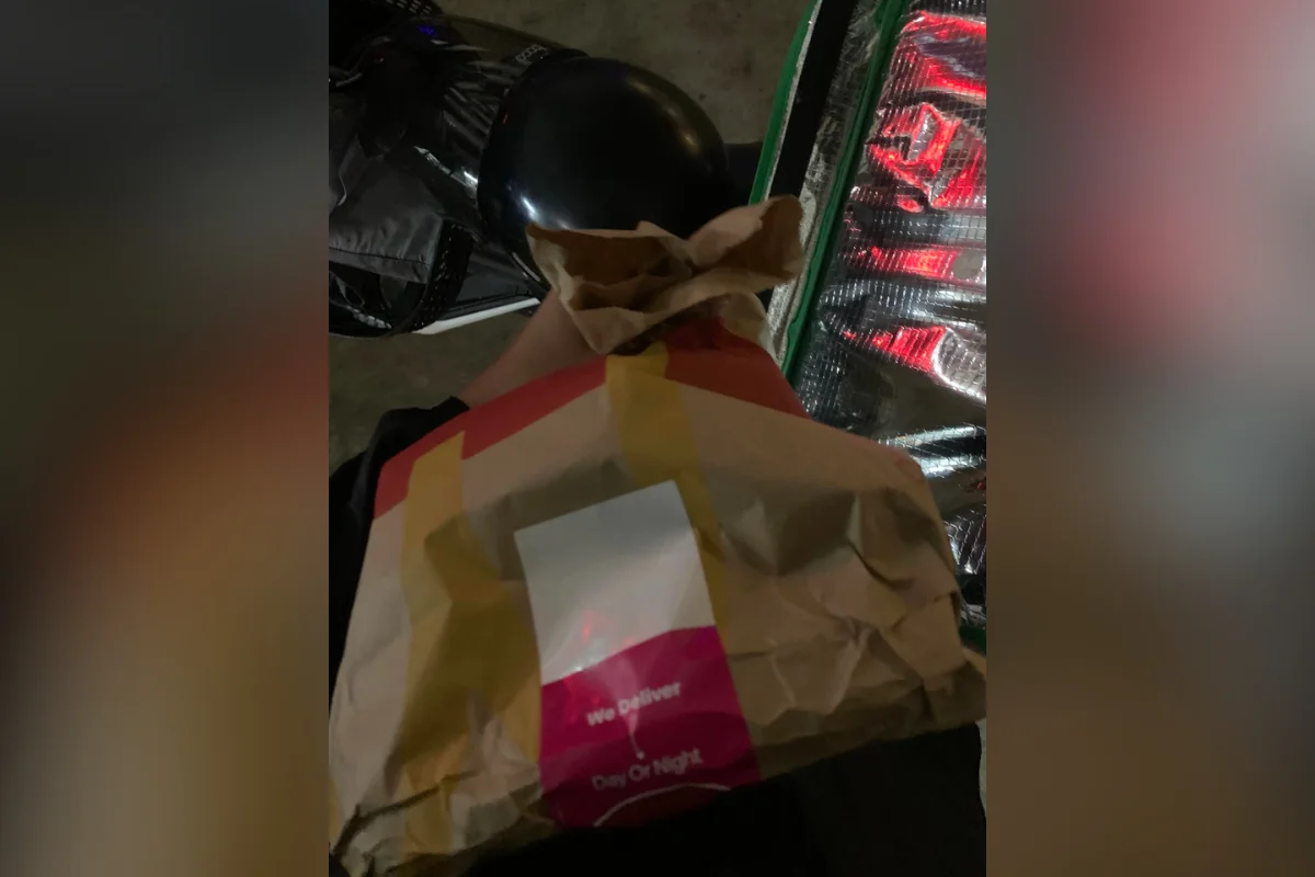 Chinese_customer_s_kind_sahur_gesture_warms_food_rider_s_heart