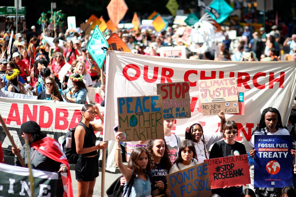 Climate protesters throng New York, demand end to fossil fuels Climate protesters throng New York, demand end to fossil fuels