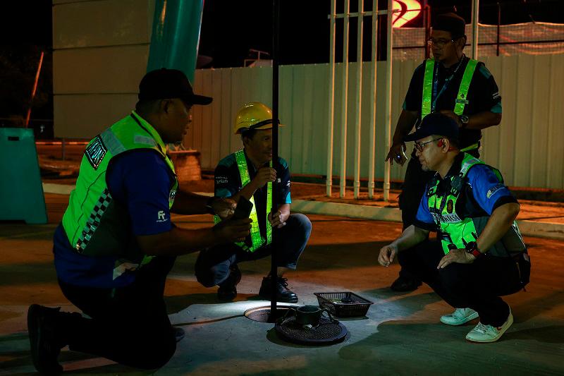Contractor held for purchasing diesel using 15 containers without permit Contractor held for purchasing diesel using 15 containers without permit