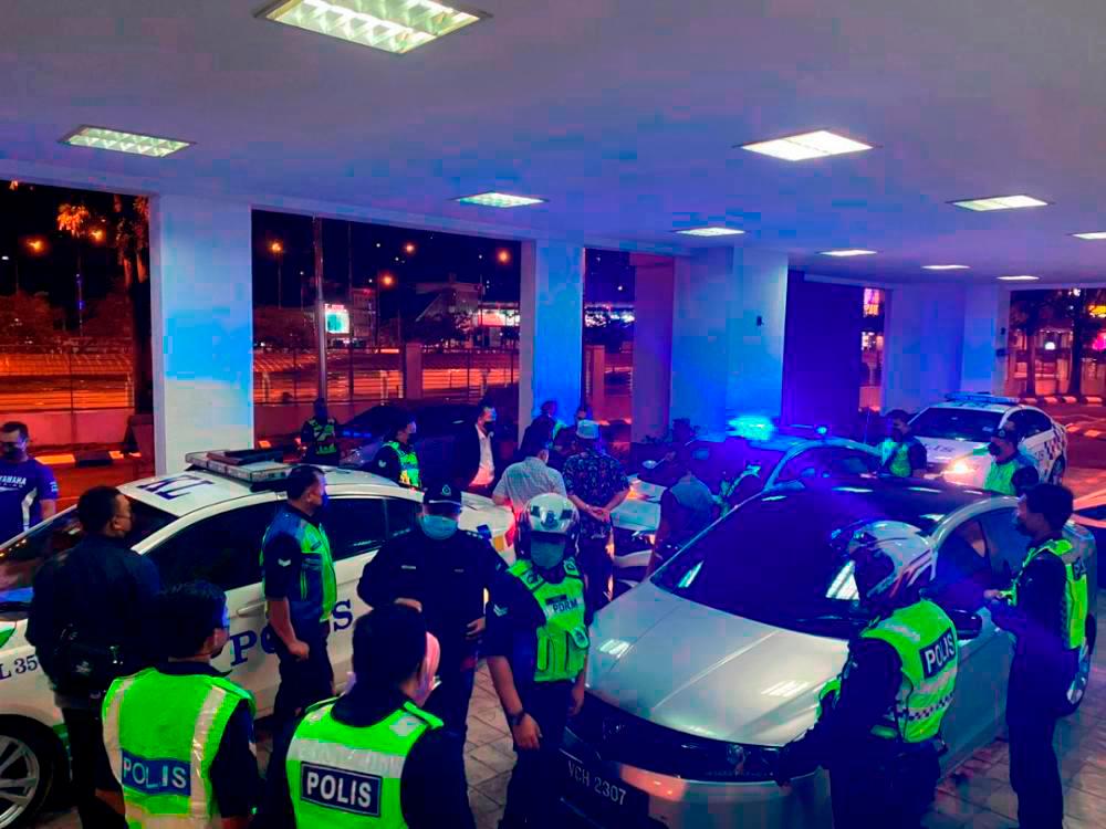 Cops probing jewellery heist in vehicle near a goldsmith shop Cops probing jewellery heist in vehicle near a goldsmith shop