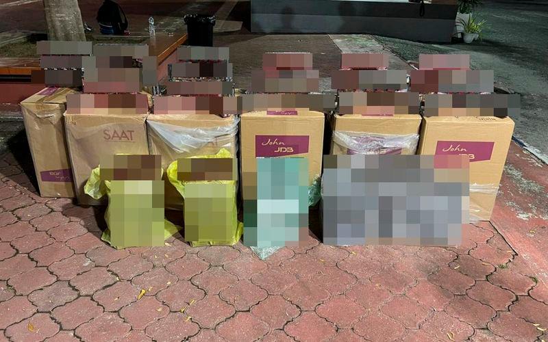 Cops seize contraband cigarettes worth over RM130,000 in Pengkalan Chepa Cops seize contraband cigarettes worth over RM130,000 in Pengkalan Chepa