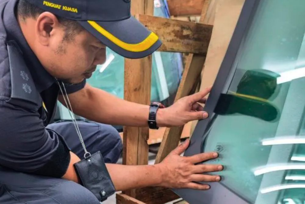 Counterfeit Windshields Worth RM140,200 Confiscated in Raids