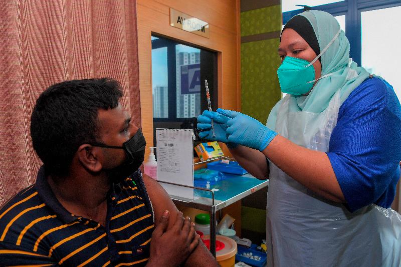 Covid: Tiada arahan wajibkan semua rakyat Malaysia dapatkan dos penggalak - Fahmi