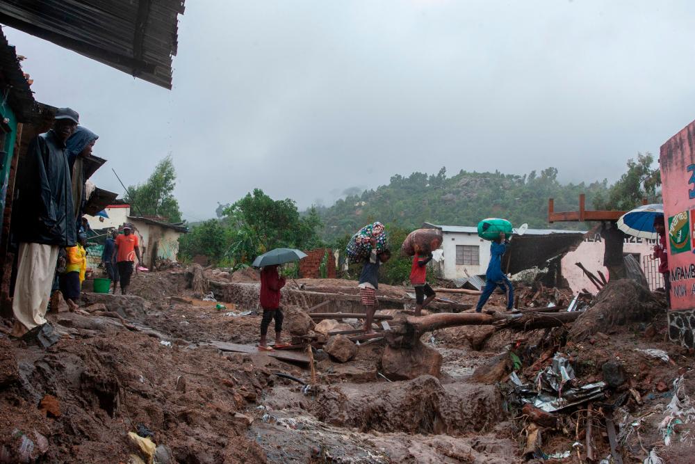 Cyclone toll passes 200 in Malawi, Mozambique as hopes for survivors fade