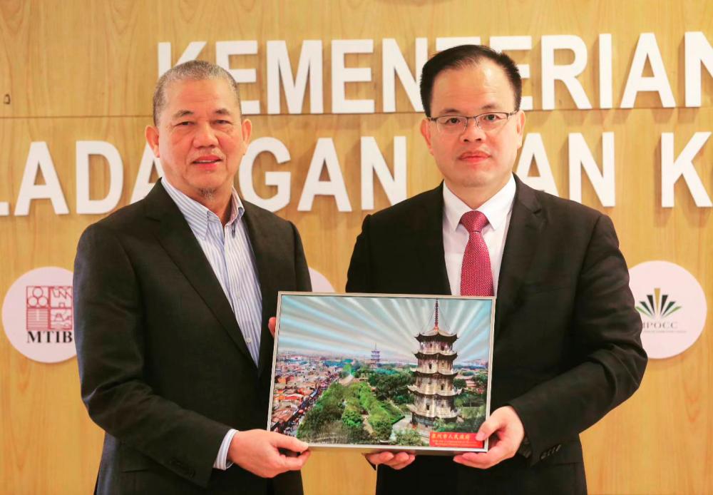 DPM Fadillah Yusof receives courtesy call from Quanzhou Mayor DPM Fadillah Yusof receives courtesy call from Quanzhou Mayor