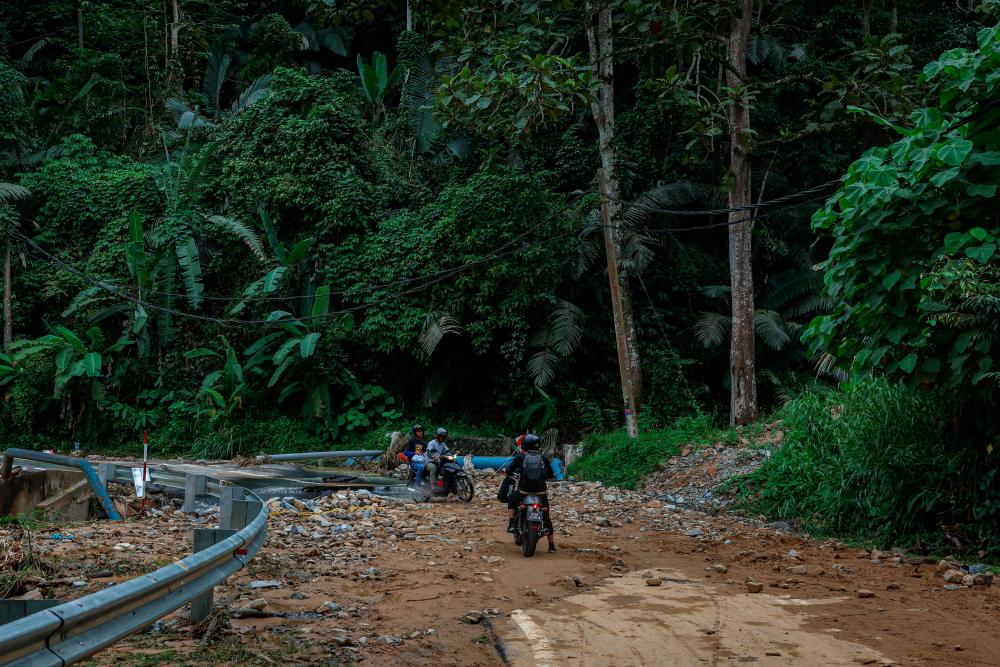 Debris Flow: Part of jalan pintasan Bukit Tinggi, Jalan Lama Gombak-Bentong closed
