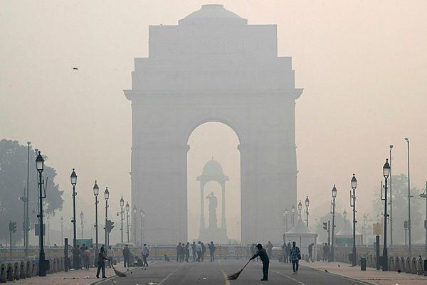 Delhi’s air becomes more poisonous as ban on firecrackers flouted Delhi’s air becomes more poisonous as ban on firecrackers flouted
