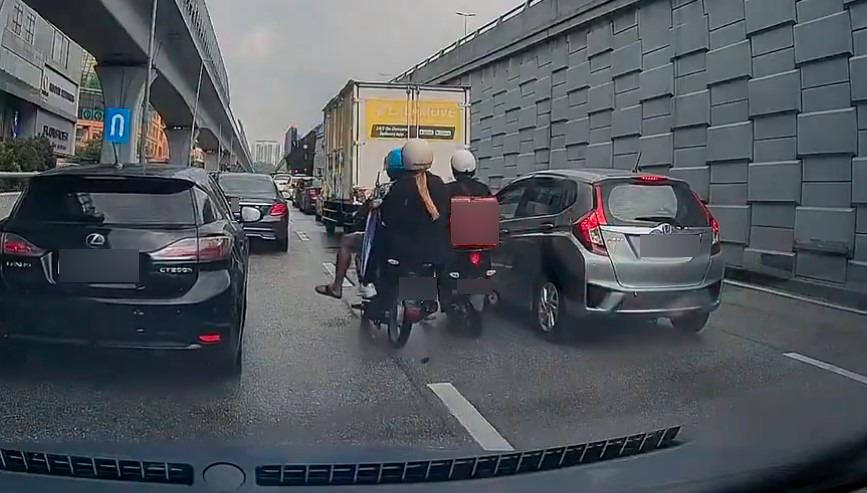Delivery rider knocked down in PJ after crashing into motorcyclist Delivery rider knocked down in PJ after crashing into motorcyclist