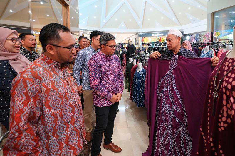 Directive for civil servants to wear Batik on Thursdays gives boost to local craft industry