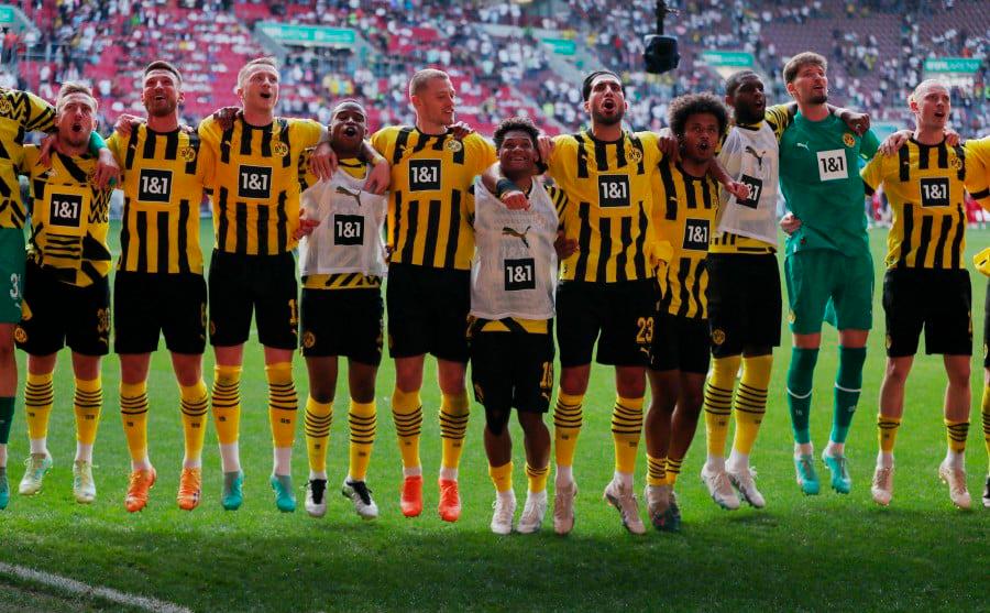 Dortmund and Bayern on knife-edge as German title race goes to wire