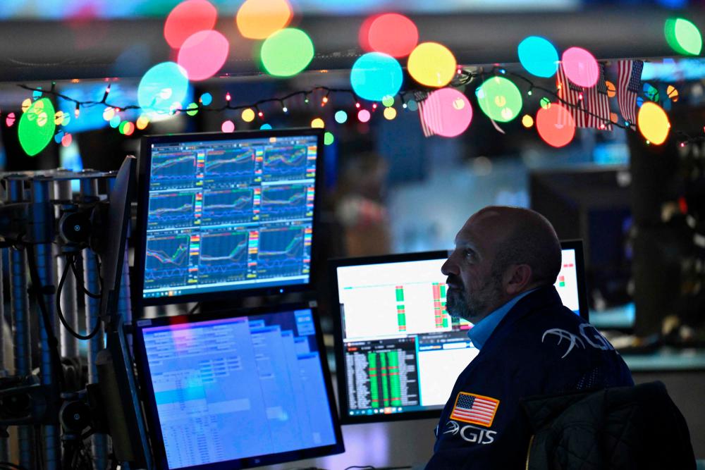 Dow scores second record close in a row on lower-rate bets