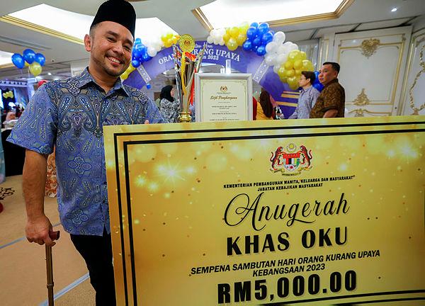 Dr Mohd Sharizal penerima anugerah khas OKU 