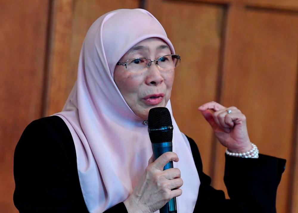 Dr Wan Azizah: Jom Latih Belia Carnival helps boost skills, generate more income Dr Wan Azizah: Jom Latih Belia Carnival helps boost skills, generate more income