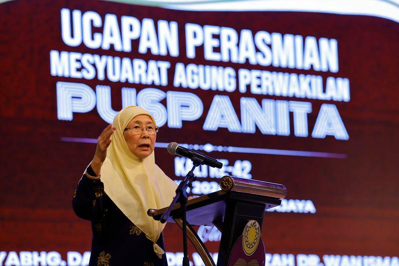 Dr Wan Azizah urges Puspanita to take advantage of AI, local talents Dr Wan Azizah urges Puspanita to take advantage of AI, local talents