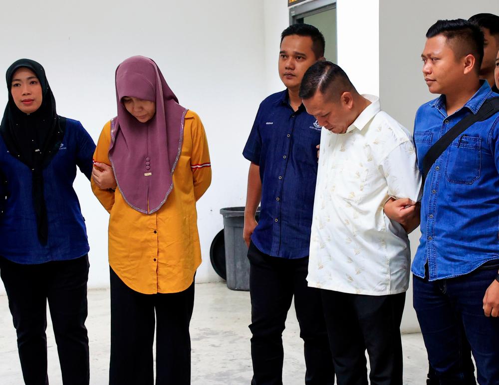 Dua didakwa muat naik iklan perasmian kedai emas oleh Tengku Bendahara Kelantan tanpa kebenaran Dua didakwa muat naik iklan perasmian kedai emas oleh Tengku Bendahara Kelantan tanpa kebenaran