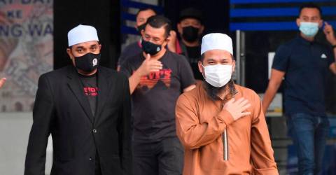 Ebit Lew minta saya buka pakaian, tunjuk semua anggota badan - Saksi