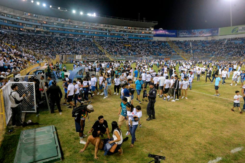 El Salvador mourns 12 killed in football stadium stampede El Salvador mourns 12 killed in football stadium stampede