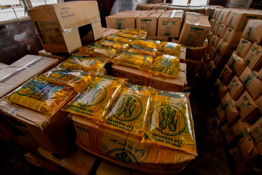 Enggan jual minyak masak kepada warga tempatan, peniaga wanita berdepan tindakan