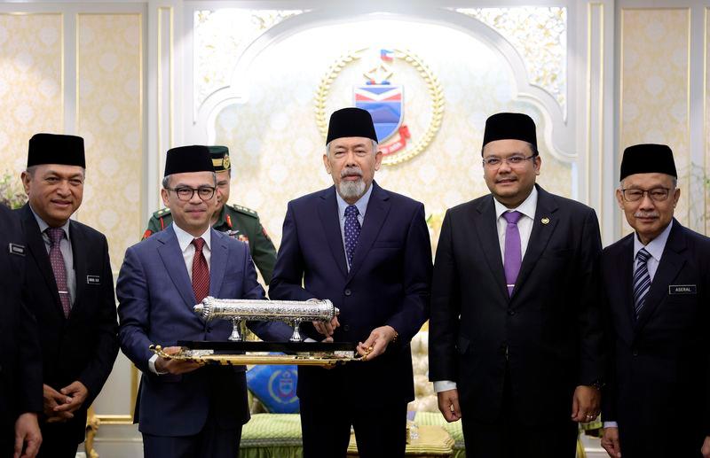 Fahmi sampaikan Warkah Persilaan Istiadat Pertabalan Agong kepada Tun Juhar