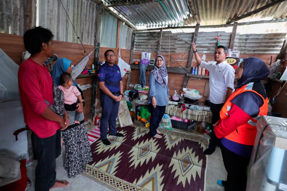 Family living in hut to receive help from Johor government Family living in hut to receive help from Johor government
