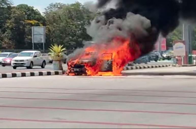 Family of four escapes from burning car at Penang Bridge toll plaza Family of four escapes from burning car at Penang Bridge toll plaza