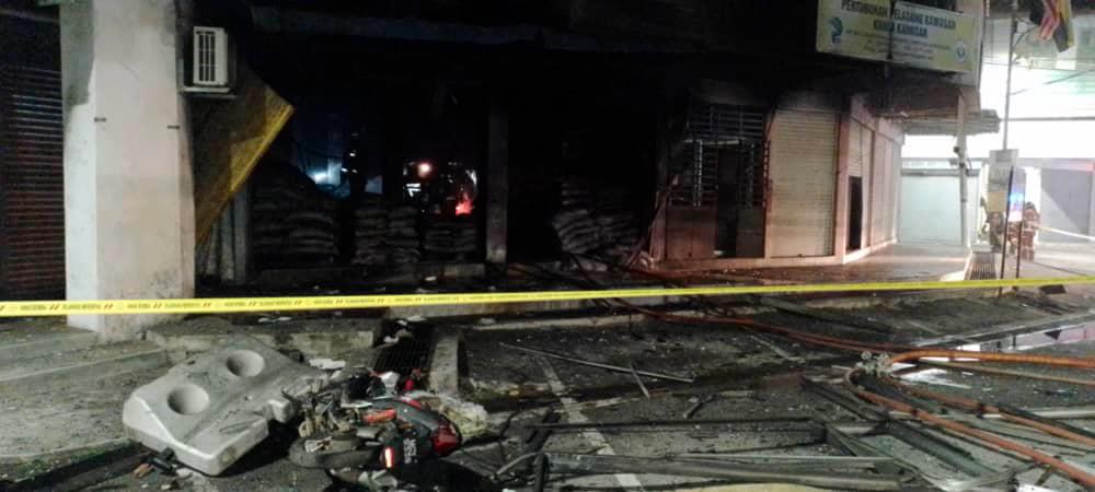 Fertilizer and pesticide warehouse in Kuala Kangsar razed Fertilizer and pesticide warehouse in Kuala Kangsar razed
