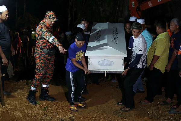 Five_family_members_killed_in_Raub_fire_laid_to_rest Five family members killed in Raub fire laid to rest