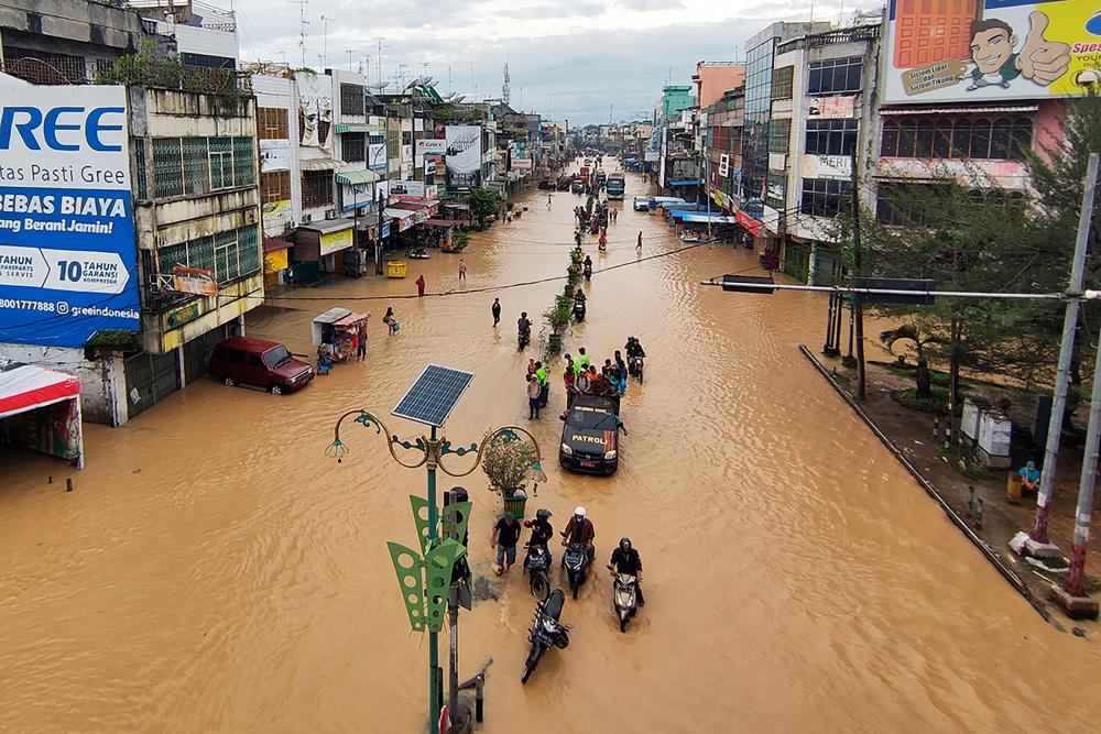 Flash flood hits Indonesia’s North Sumatra leaving 12 missing Flash flood hits Indonesia’s North Sumatra leaving 12 missing