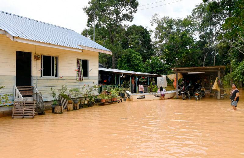 Flood evacuees rise to 114 in Membakut Flood evacuees rise to 114 in Membakut