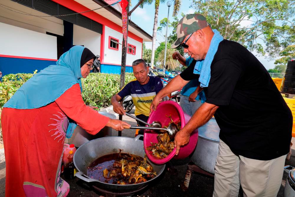 Flood victims at relief centres prepare breaking of fast dishes the 'gotong-royong' way Flood victims at relief centres prepare breaking of fast dishes the 'gotong-royong' way
