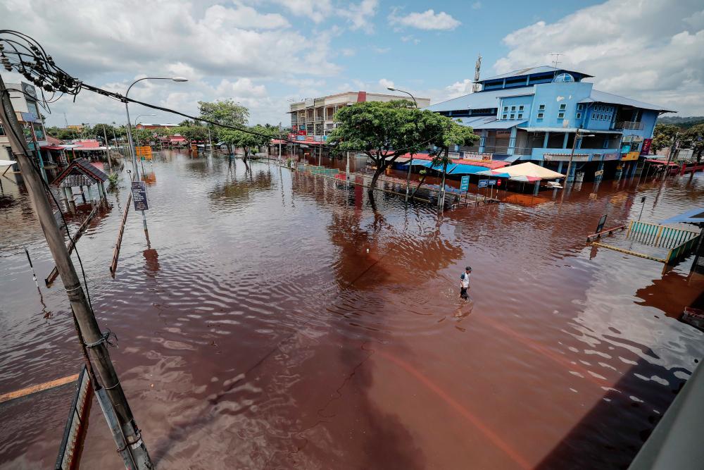 Flood victims in Johor up again at 42,706, five rivers above danger levels Flood victims in Johor up again at 42,706, five rivers above danger levels