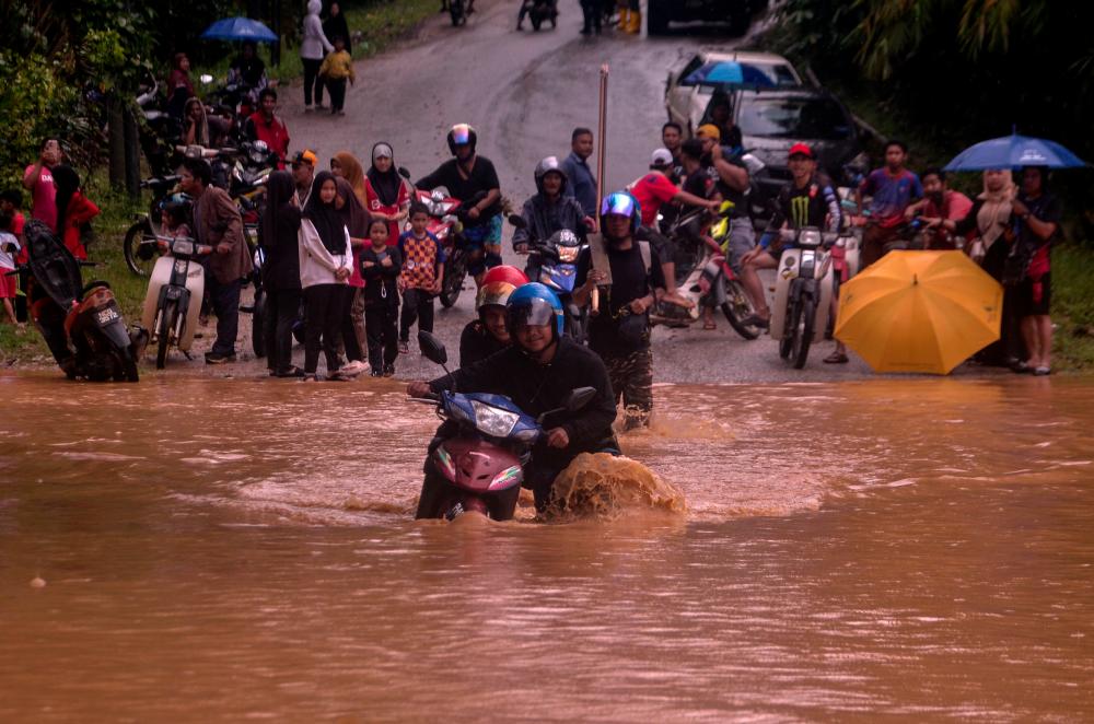 Floods: 110 Orang Asli families take turns using three boats for daily routine 