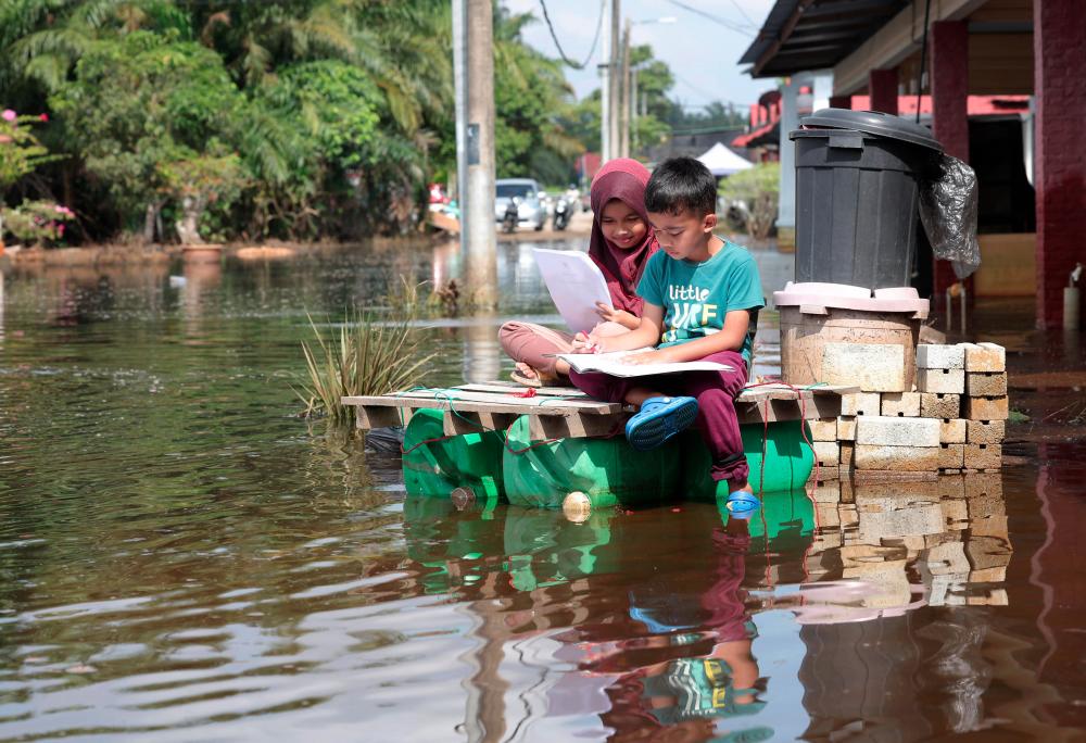 Floods: Batu Pahat sees drop in number of evacuees, Segamat fully recovers