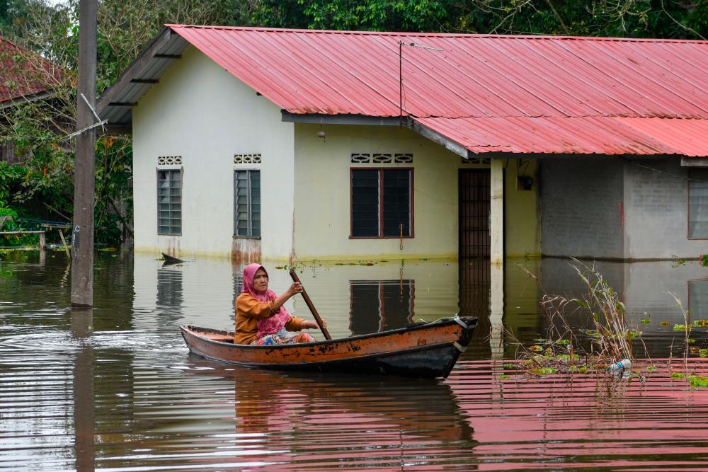 Floods: Cops advise residents living near Sungai Golok to be vigilant