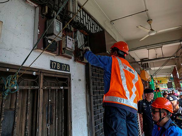 Floods: TNB cuts off electricity supply in 18 areas in Terengganu Floods: TNB cuts off electricity supply in 18 areas in Terengganu