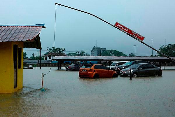 Floods: TNB shuts down several electricity substations in Rantau Panjang 