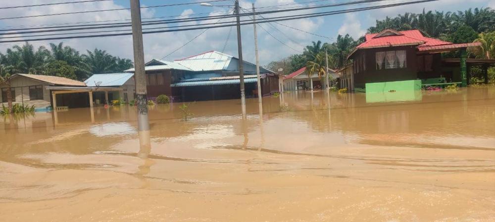 Floodwater level in Batu Pahat rises, public urged to be vigilant Floodwater level in Batu Pahat rises, public urged to be vigilant
