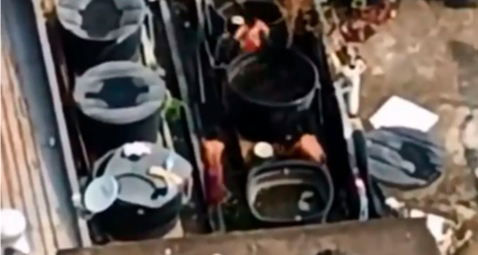 Foreign workers caught bathing and doing laundry from water storage tanks in Subang Jaya Foreign workers caught bathing and doing laundry from water storage tanks in Subang Jaya