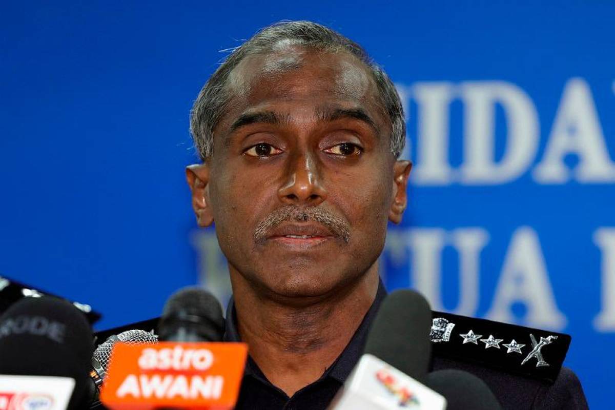 Four policemen held for alleged extortion Four policemen held for alleged extortion