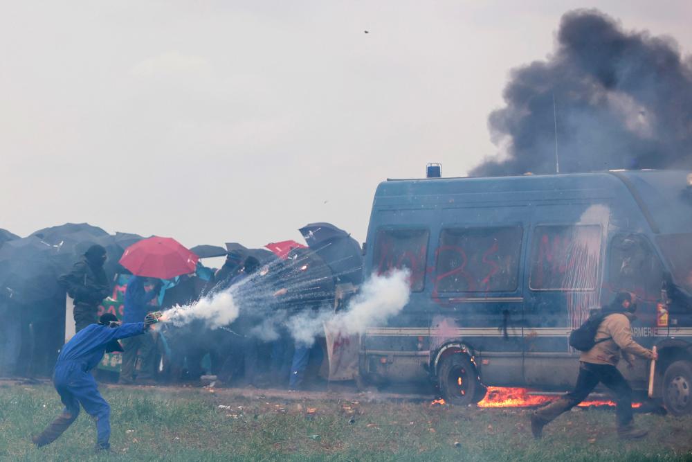 Fresh clashes rock France as protests shift to water dispute Fresh clashes rock France as protests shift to water dispute