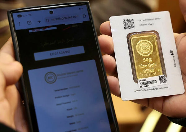 GLOBAL-PRECIOUS-GOLD-EGYP Gold dips as dollar firms ahead of inflation data