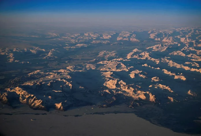 Snowstorm brings much of Denmark to a halt