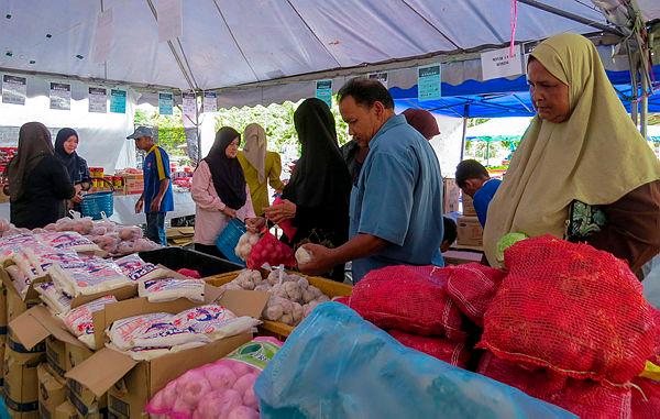 Gua Musang folk take advantage of Rahmah sales to prepare for monsoon season Gua Musang folk take advantage of Rahmah sales to prepare for monsoon season