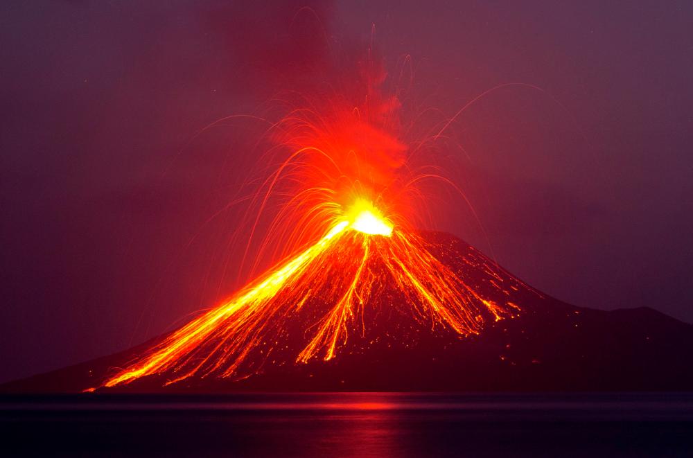 Gunung berapi Anak Krakatau Indonesia meletus Gunung berapi Anak Krakatau Indonesia meletus