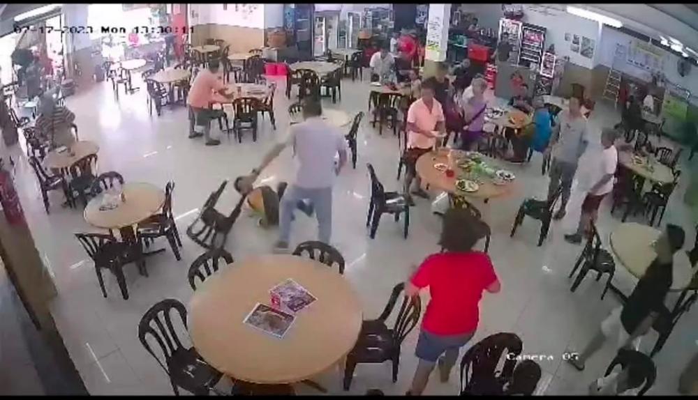 HK man violently assaulted by angry M’sian man for bringing dogs into Seremban kopitiam HK man violently assaulted by angry M’sian man for bringing dogs into Seremban kopitiam
