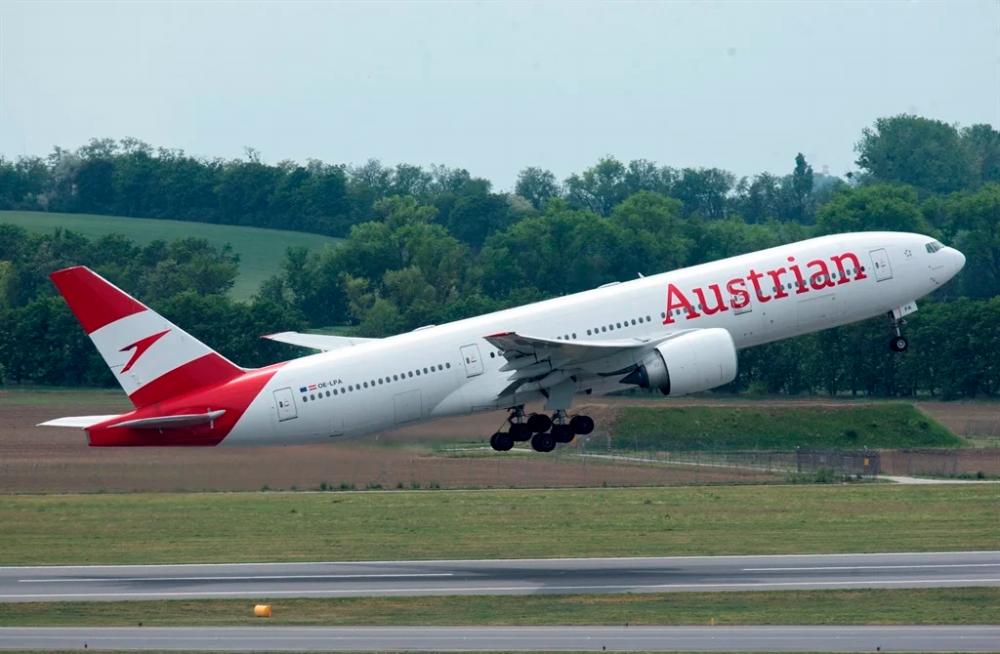 Hail smashes plane as thunderstorms lash Austria Hail smashes plane as thunderstorms lash Austria