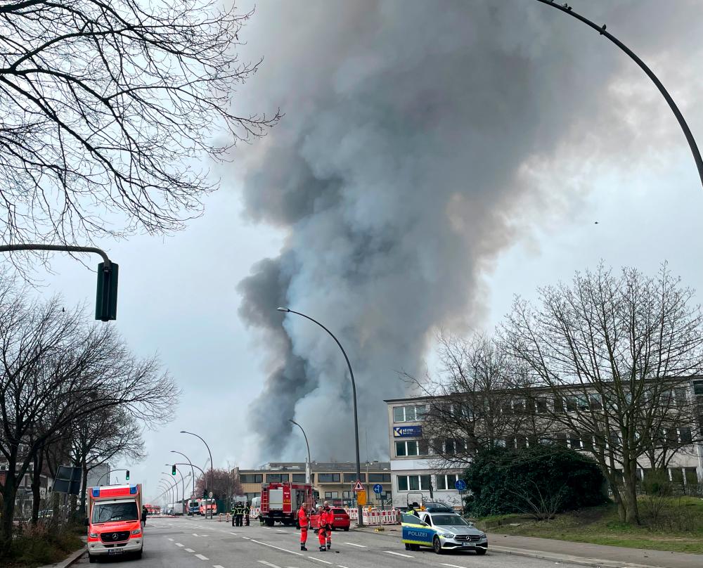 Hamburg police warn of toxins in air due to fire
