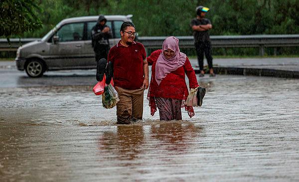 Heavy downpour causes flash floods in several areas around Meru, Ipoh Heavy downpour causes flash floods in several areas around Meru, Ipoh